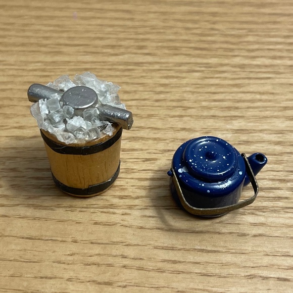 Vintage Dollhouse Miniature Tea Kettle & Ice Cream Maker Churn Blue Spatterware - Picture 3 of 9